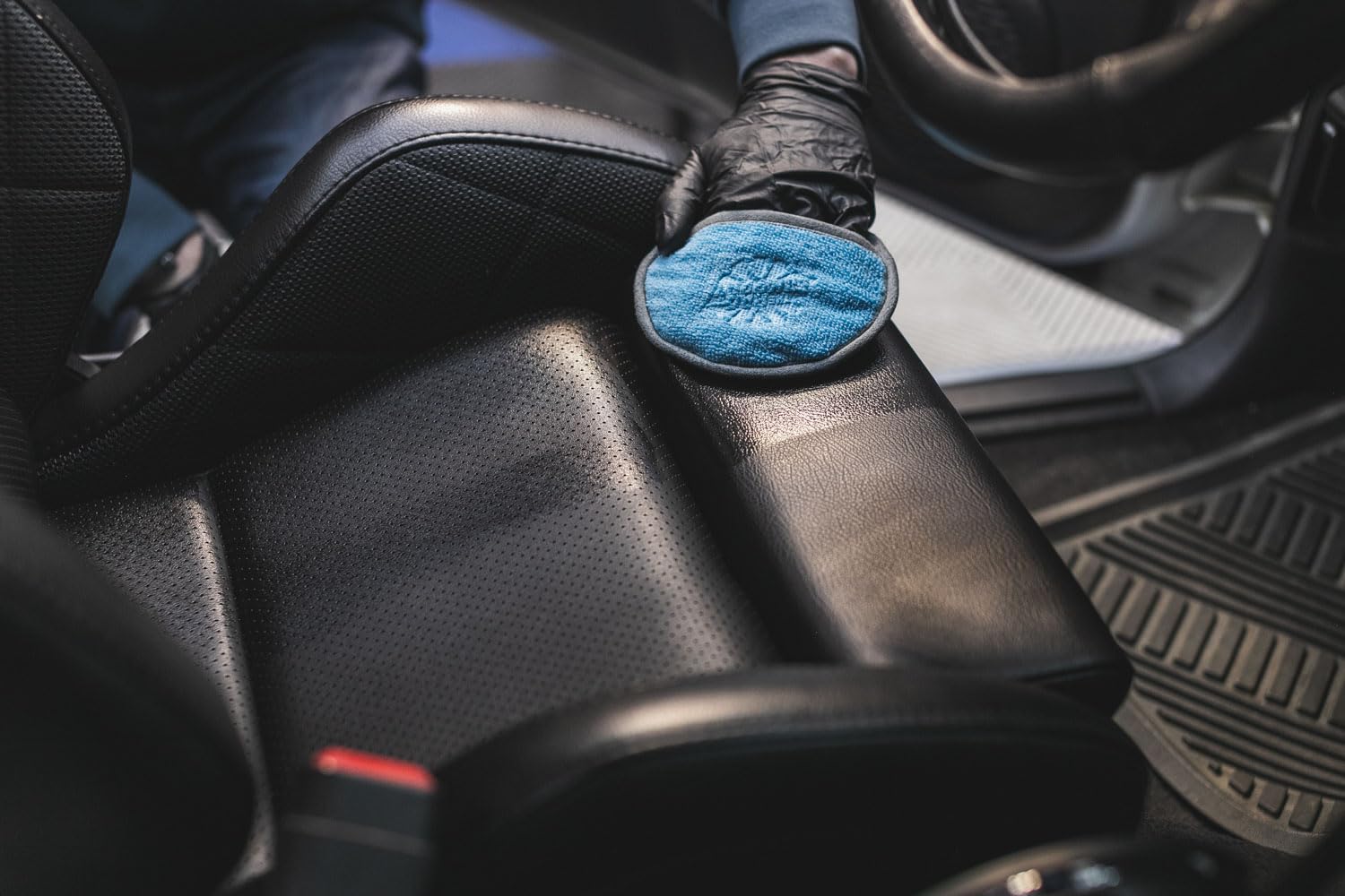 KOCHCHEMIE - Leather Star - Deep Cleaner for Leather; Revitalizes, Preserves, and Protects; Pleasant Fragrance, Color Intensifying Appearance, Supple Soft Feel; Non-Slippery Formula (1 Liter) - Image 6