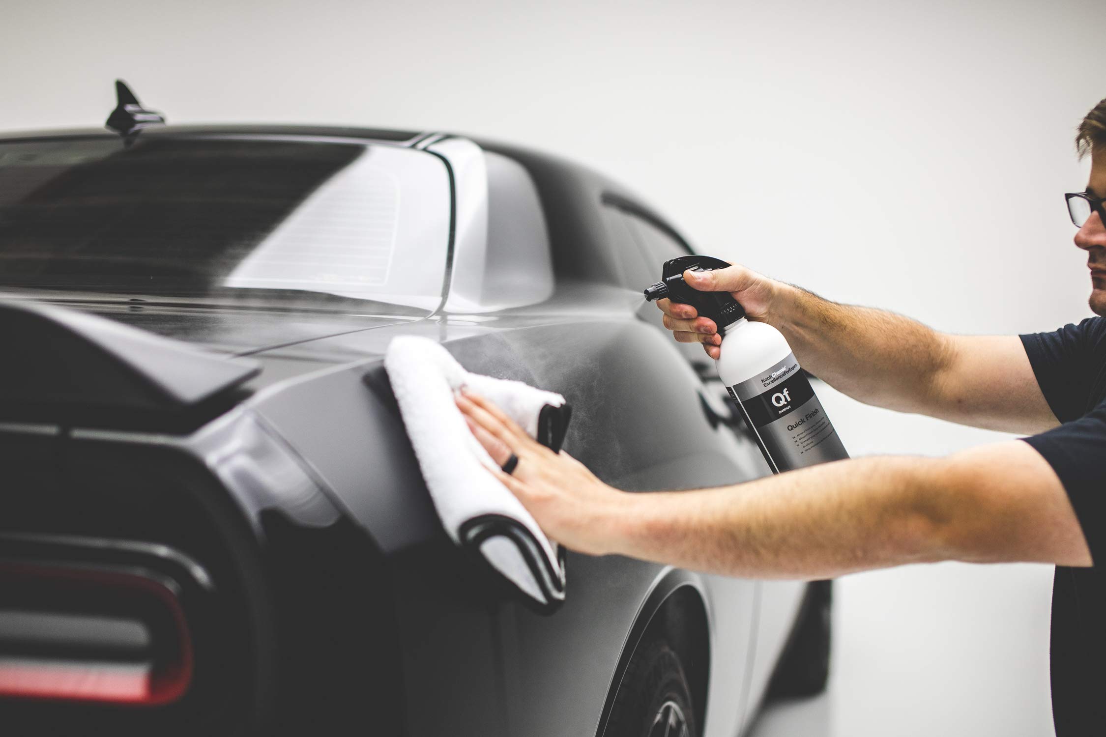 KOCHCHEMIE Quick Finish Allround Finish Spray - Silicone-Oil-Free; Cleans, Cares, & Seals Smooth and Painted Surfaces; Safe on Existing Polishes and Waxes; Great for Showroom Exhibitions (1 Liter) - Image 3