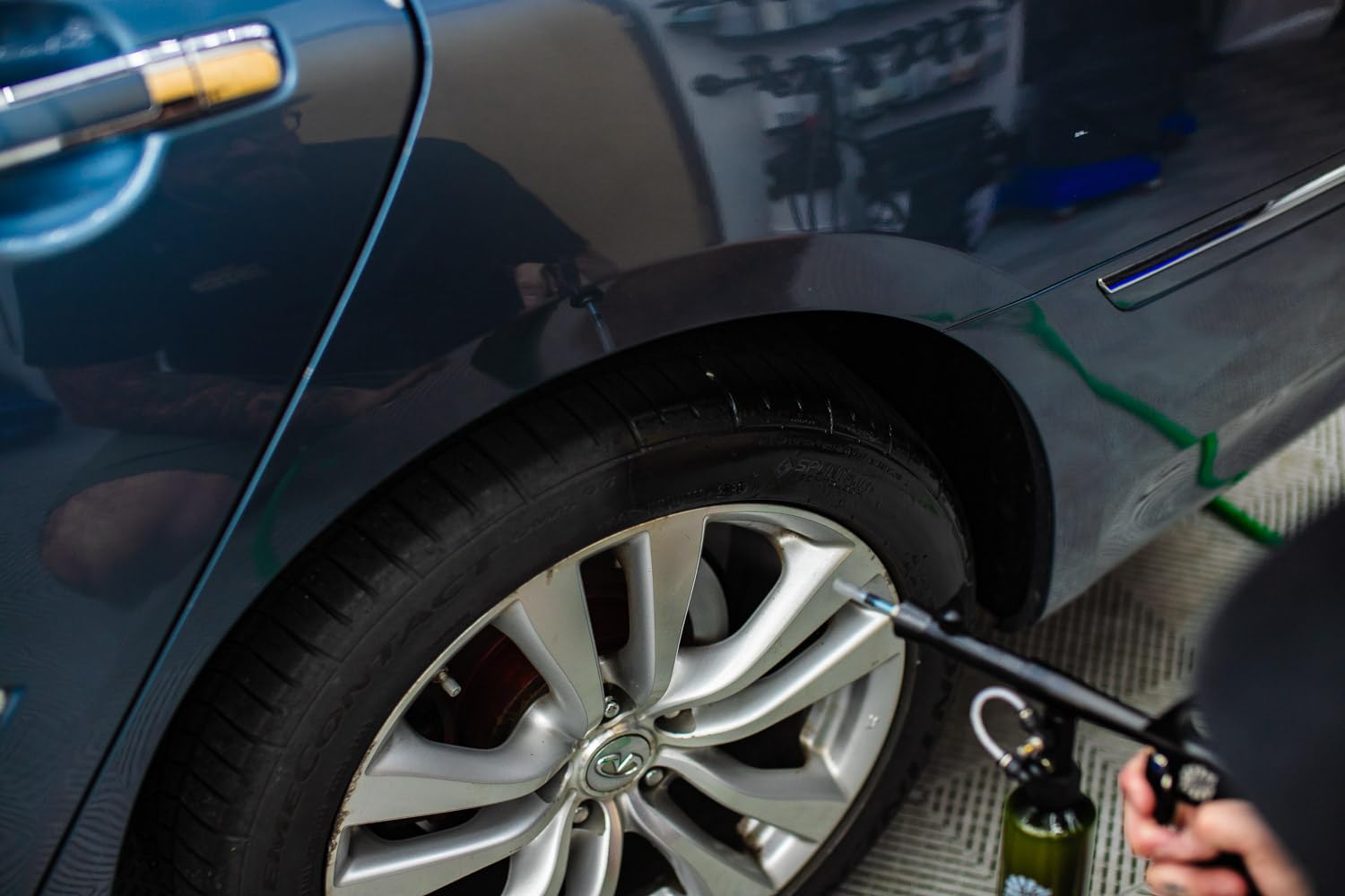 The Rag Company - Ultra Air Spray Applicator Tool – Exterior Auto Detailing; Customizable Applicator Tool; Effortless Storage; Durable Metal Design - Black - Image 4